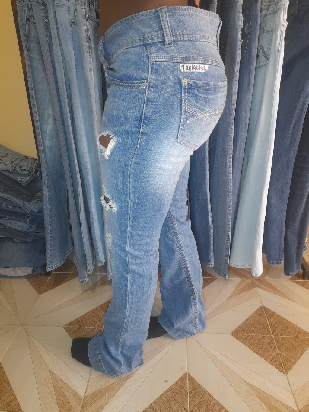 MUDD JEANS Waist 28" Hip 40" Length 43"
