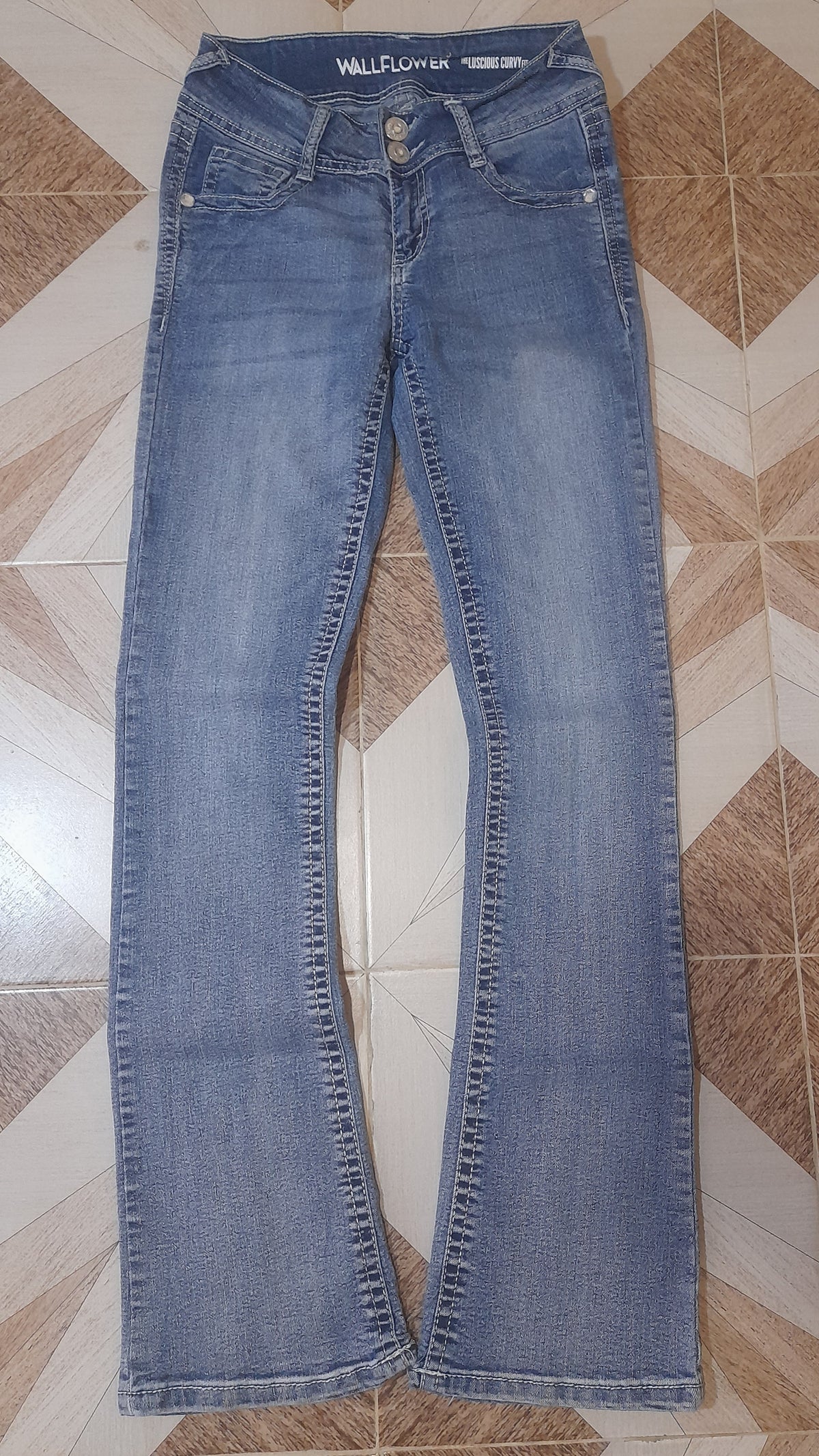 WALLFLOWER JEANS Waist 24" Hip 32" Length 40"