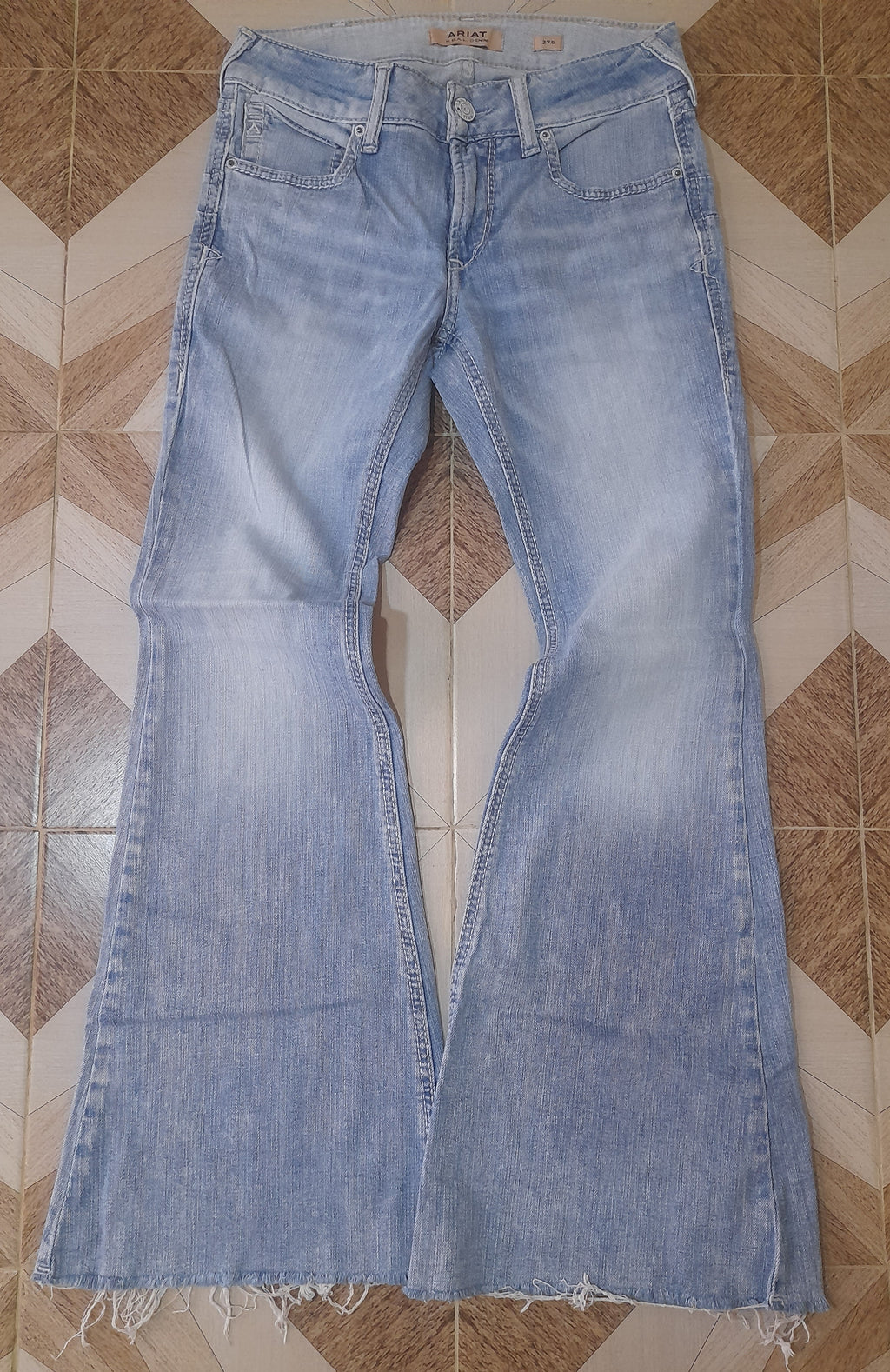 ARIAT JEANS Waist 28" Hip 36" Length 39"
