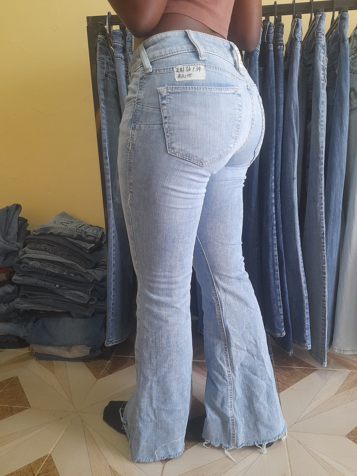 ARIAT JEANS Waist 28" Hip 36" Length 39"