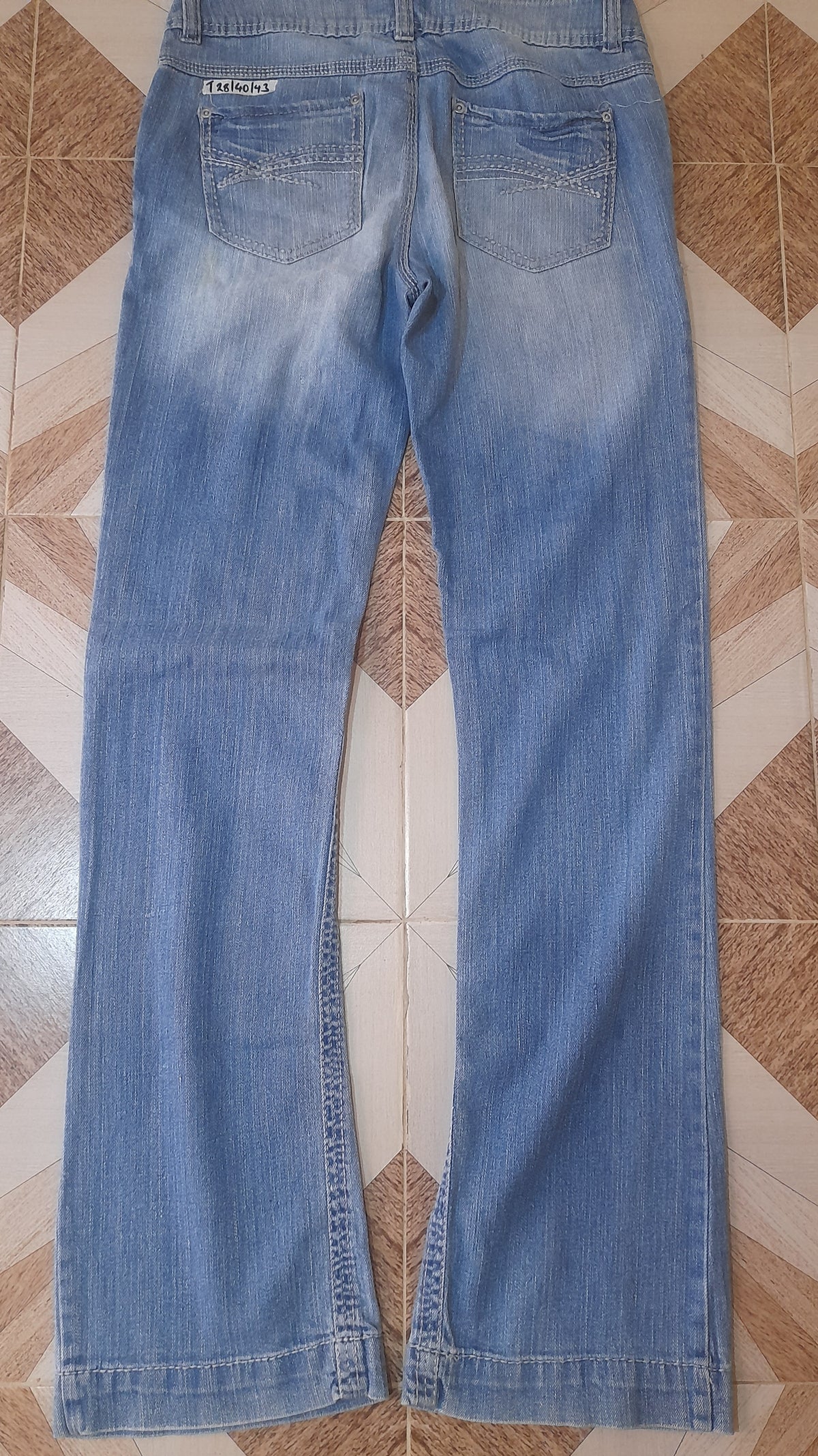 MUDD JEANS Waist 28" Hip 40" Length 43"