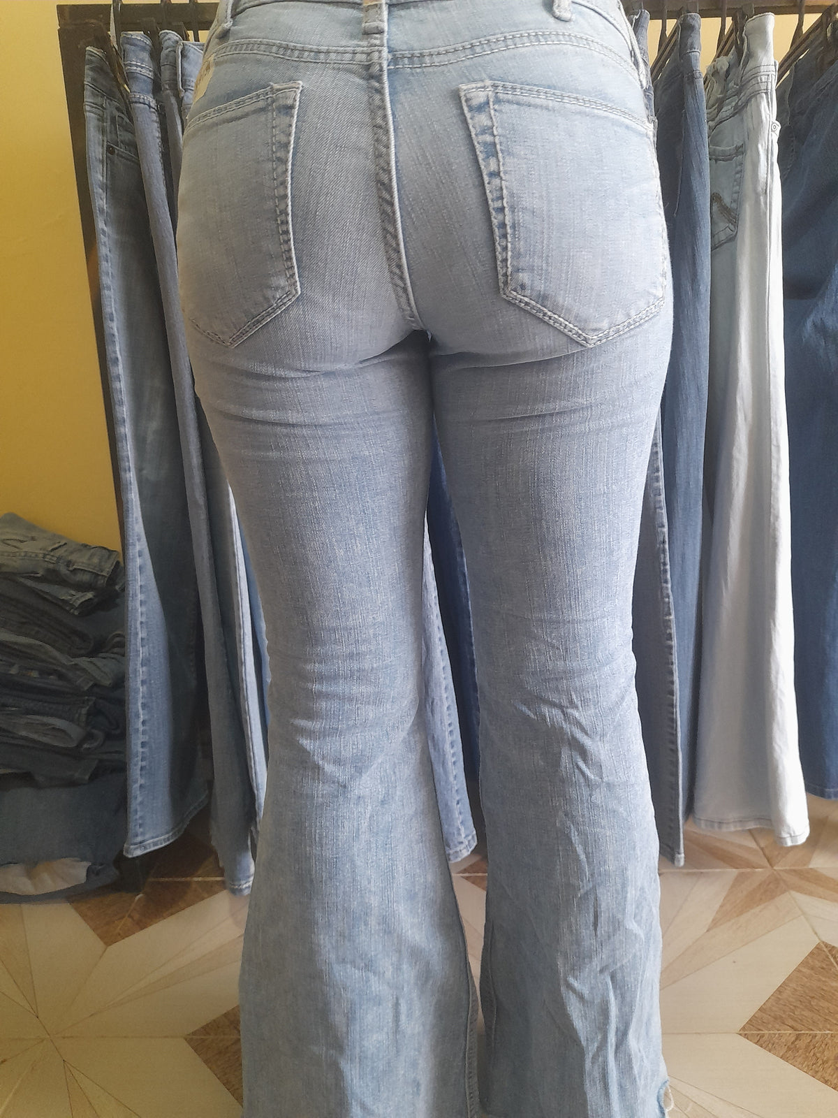 ARIAT JEANS Waist 28" Hip 36" Length 39"