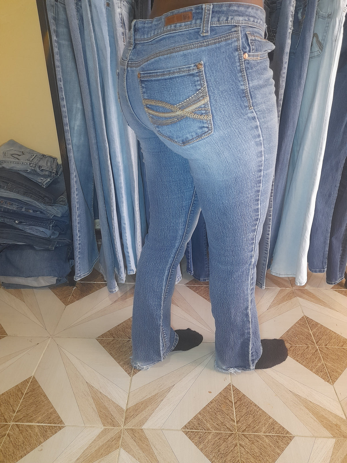L.E.I JEANS Waist 28" Hip 38" Length 40"