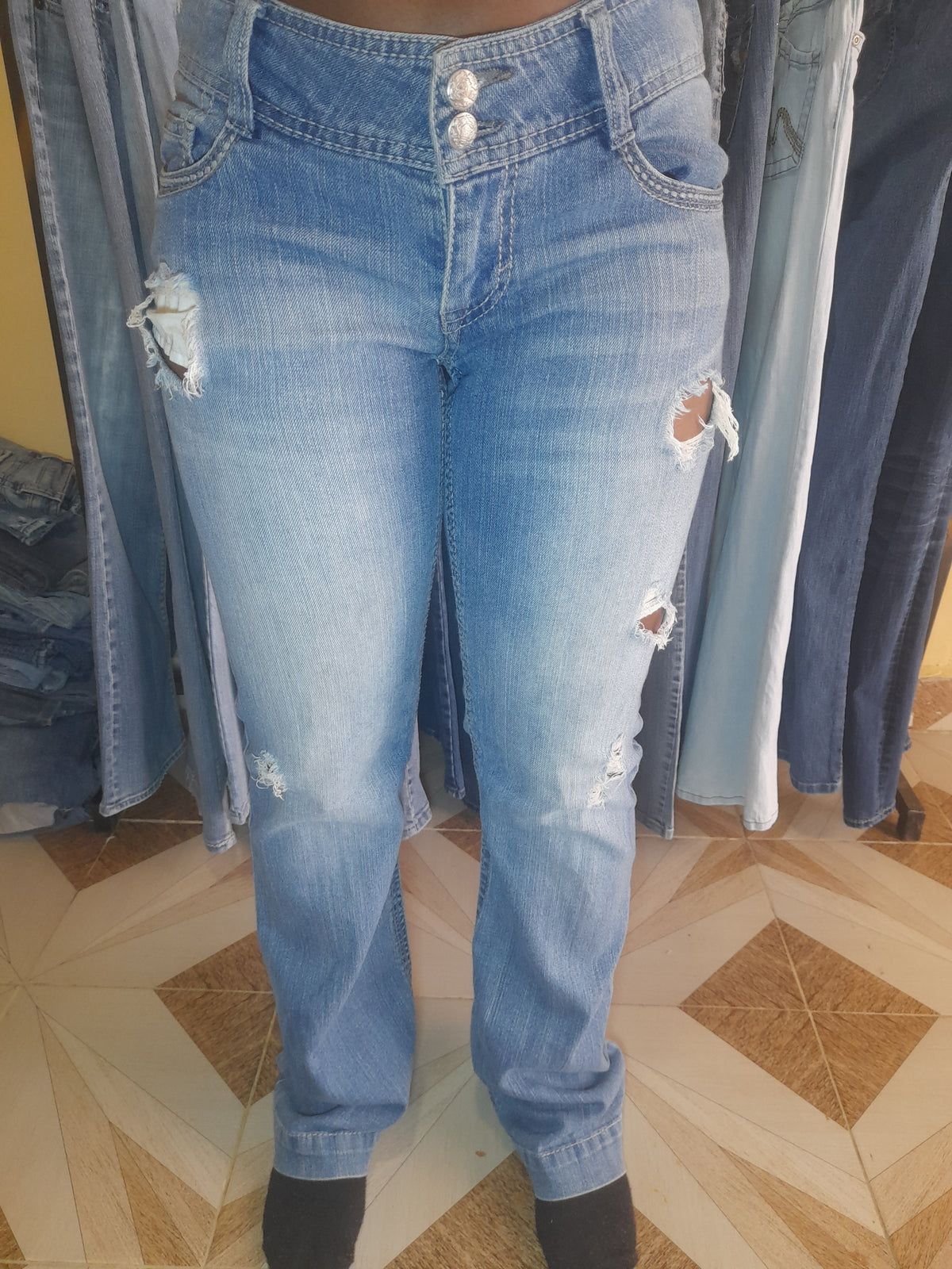 MUDD JEANS Waist 28" Hip 40" Length 43"