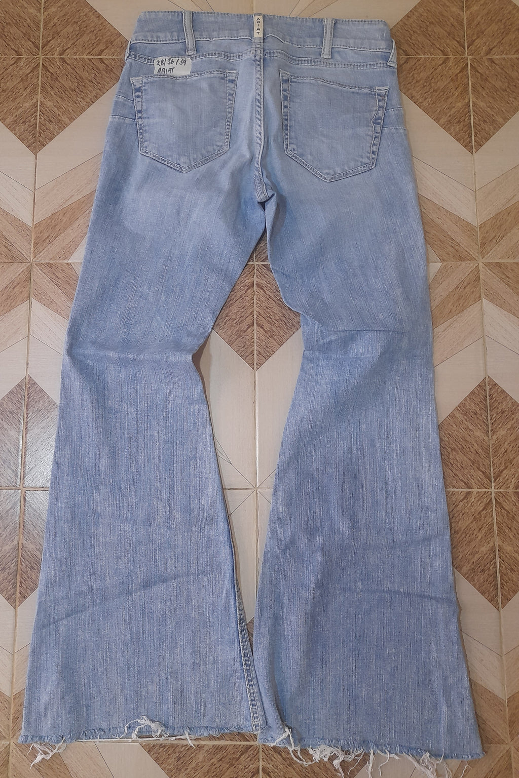 ARIAT JEANS Waist 28" Hip 36" Length 39"