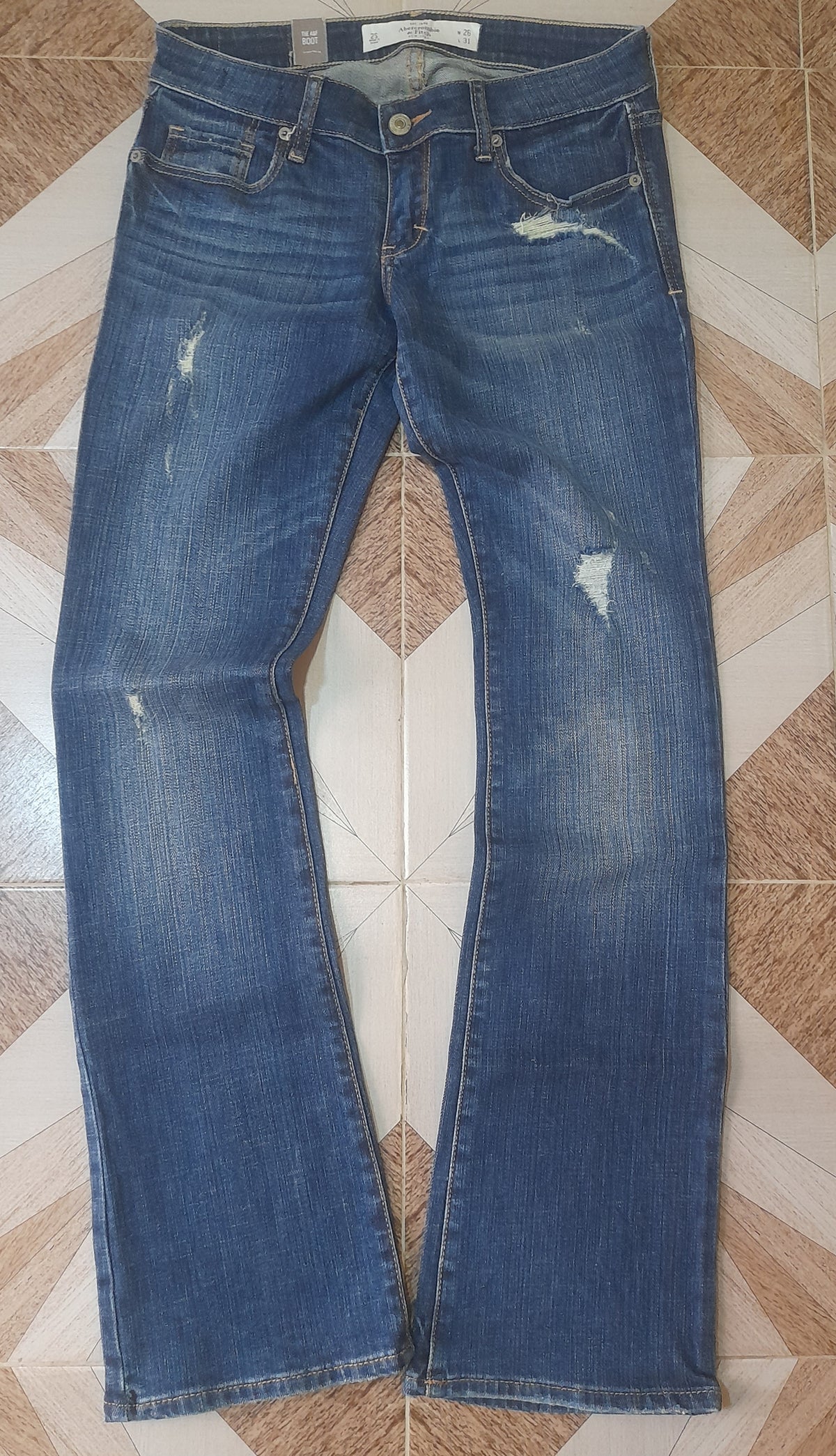 ABERCROMBIE JEANS Waist 28" Hip 36" Length 38"