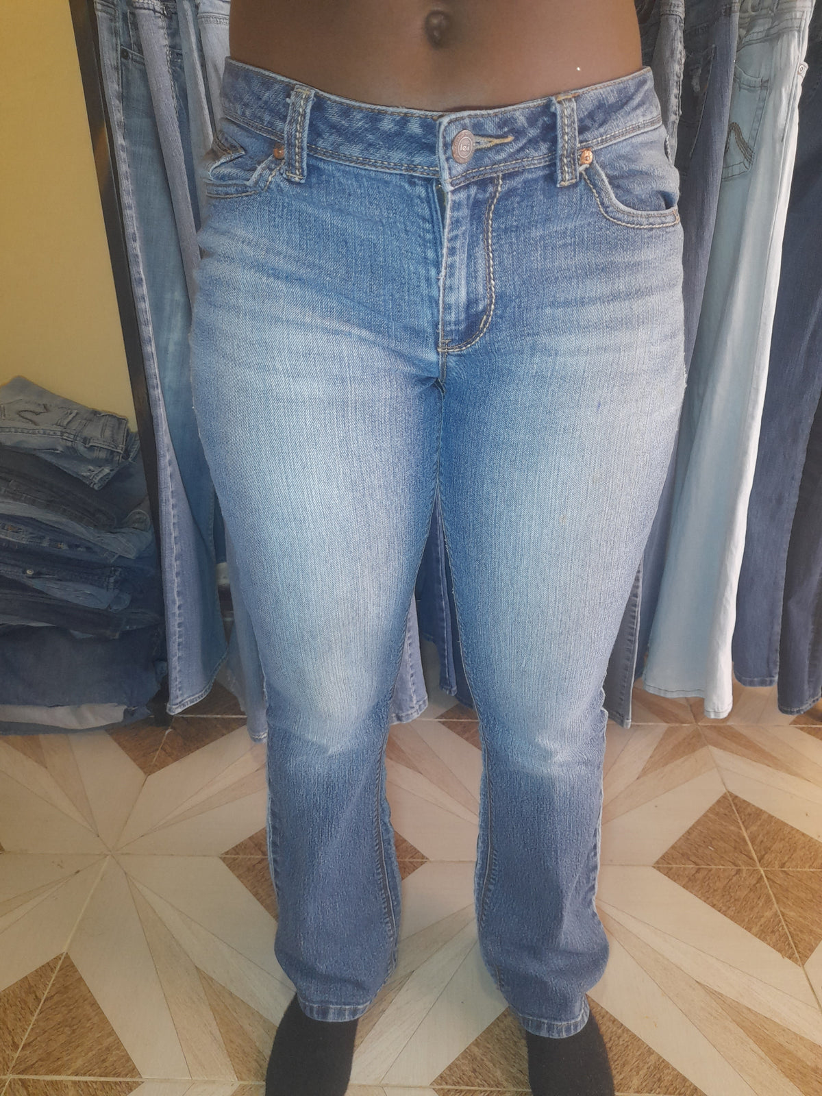 L.E.I JEANS Waist 28" Hip 38" Length 40"