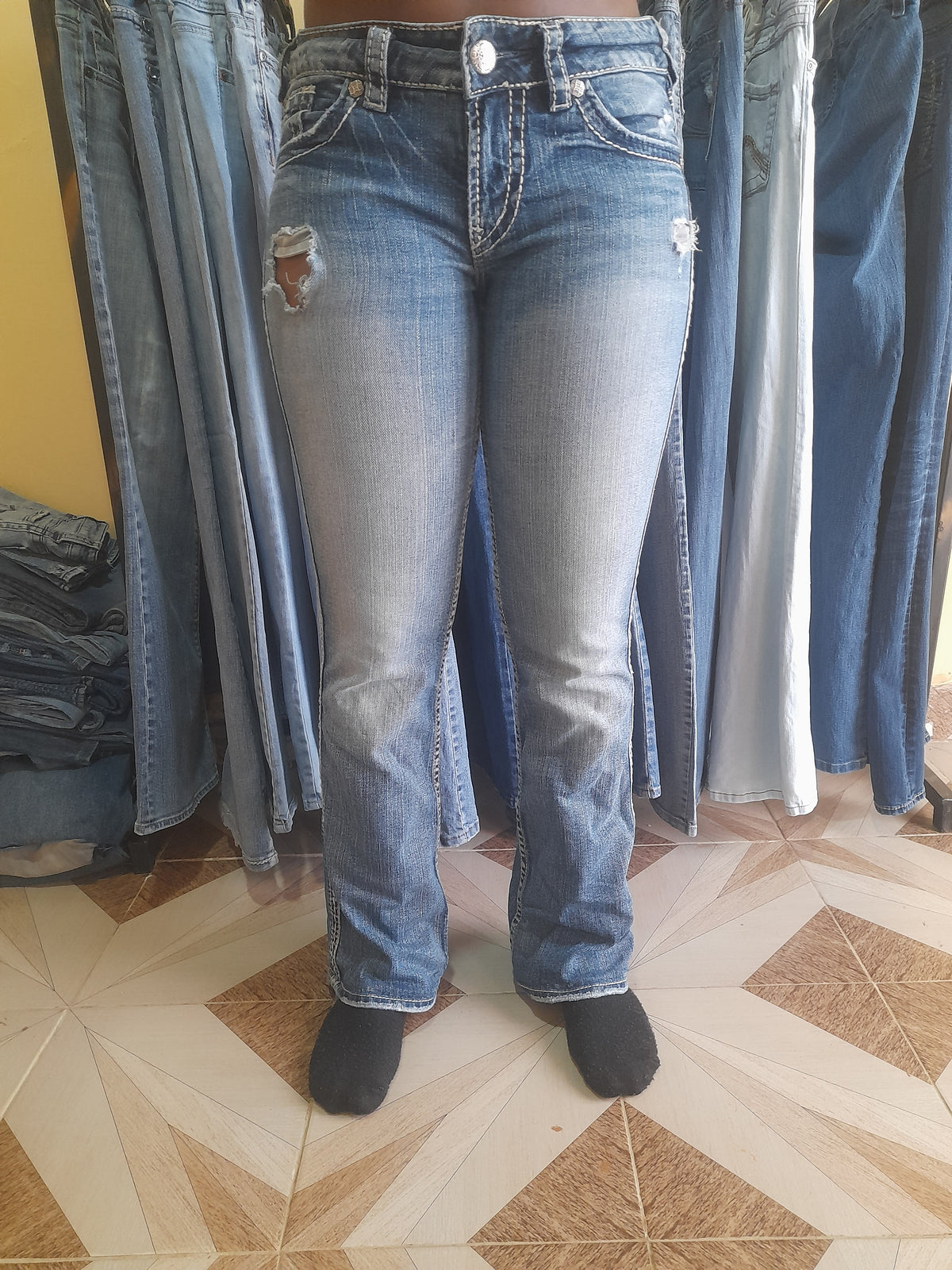SILVER JEANS Waist 28" Hip 38" Length 40"