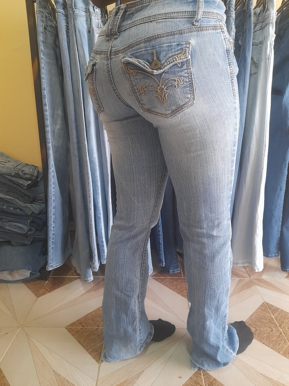 NO BOUNDARIES JEANS Waist 28" Hip 38" Length 40"